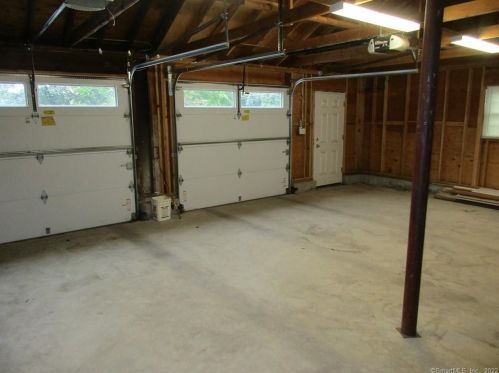 121 Grn Mdw Rd, Milford CT 06461-2258 exterior