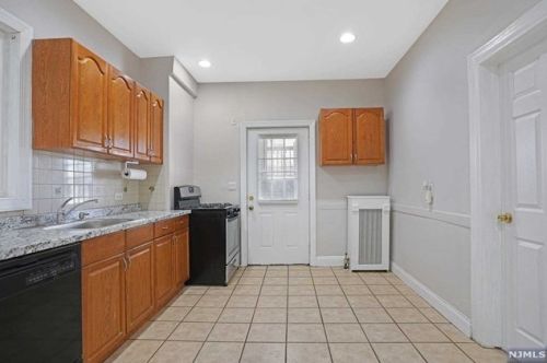 35 Hilliard Ave, Edgewater NJ 07020-1256 exterior