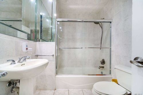 717 Eagle Dr, Valley Stream NY 11581-3539 exterior