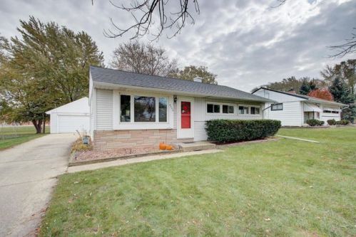 4352 71st St, Milwaukee, WI 53220-3432