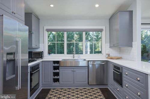 6825 Old Chesterbrook Rd, Mc Lean VA 22101-4408 exterior