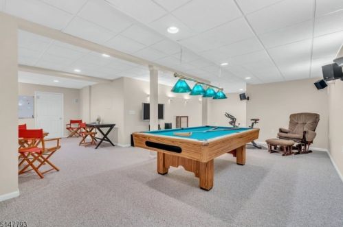 37 Heinrick Way, Bridgewater NJ 08807-5660 exterior