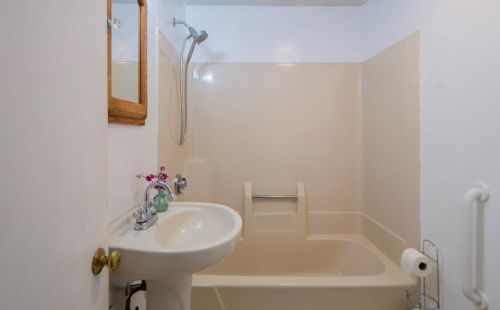 56 Gould St, Middletown RI 02840-2144 exterior