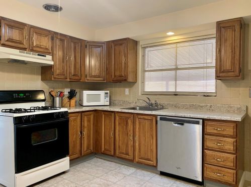 1328 Mendell Dr, Saint Louis, MO 63130-1515