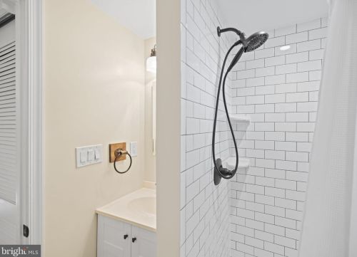 6811 Radcliffe Dr, Alexandria VA 22307-1541 exterior