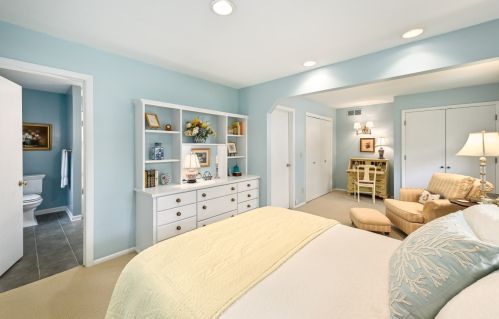 6855 Lk Dr, Milwaukee WI 53217-3622 exterior