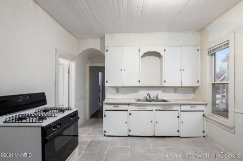 701 Vries St, Grand Rapids MI 49503-8118 exterior