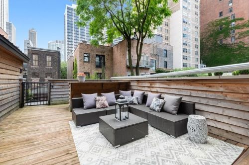 61 Elm St, Chicago IL 60610-2434 exterior