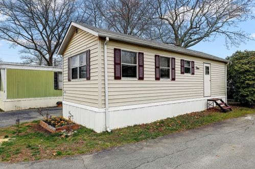 747 Forest Ave, Middletown, RI 02842-4628
