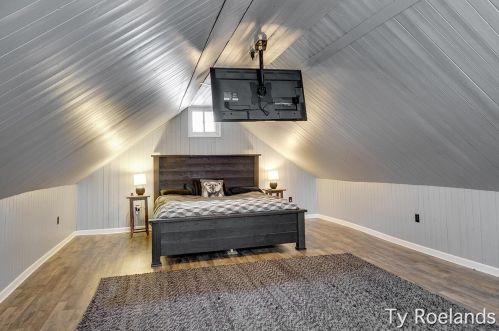 919 Leonard St, Grand Rapids MI 49504-4153 exterior