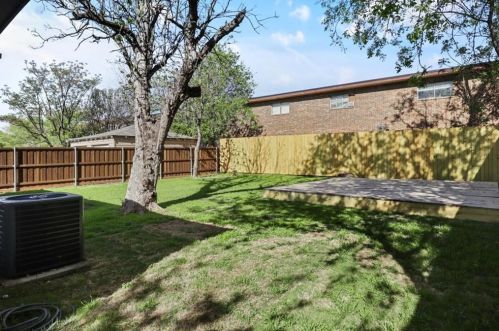 2521 Amelia St, Dallas TX  75235-8222 exterior