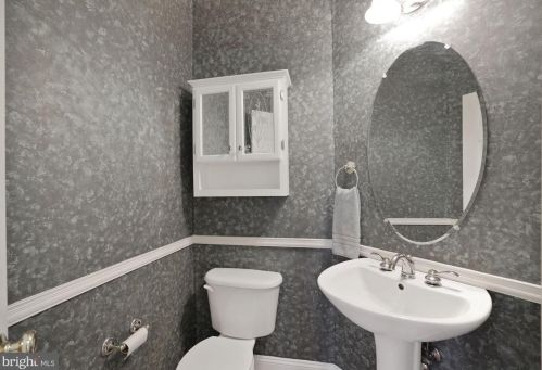 7001 Highland Mdw Ct, Alexandria VA 22315-3963 exterior