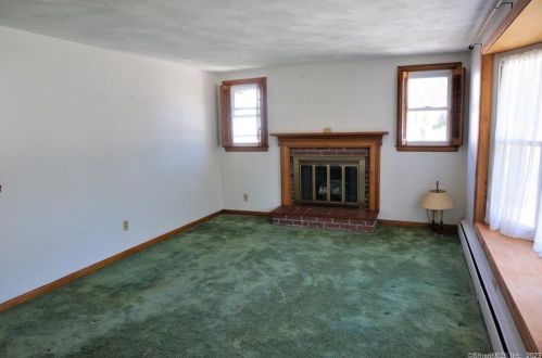 111 Park Avenue Ext, Uncasville CT 06382-1817 exterior