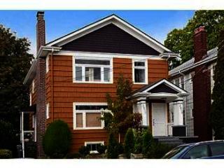 3919 Wallingford Ave, Seattle WA  98103-8247 exterior