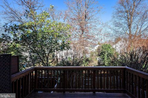 6026 Lands End Ln, Alexandria VA 22315-2669 exterior