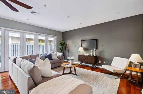 1433 Bainbridge St, Philadelphia PA 19146-2121 exterior