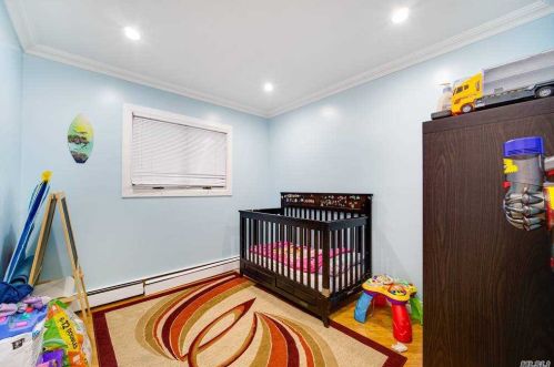 717 Eagle Dr, Valley Stream NY 11581-3539 exterior