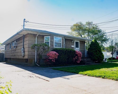 23 Sherbrooke Rd, Babylon, NY 11704-4317