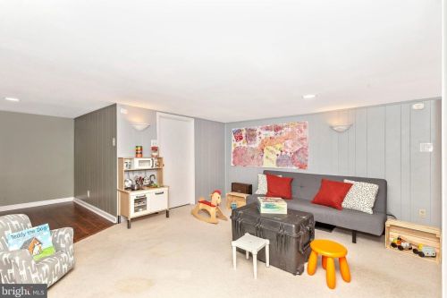 604 Forest Glen Rd, Silver Spring MD 20910-1122 exterior