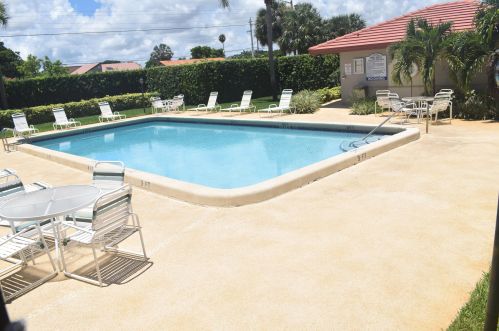 1452 26th Ave, Boynton Beach FL 33426-8028 exterior