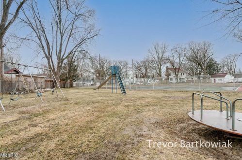 1177 Cornell Rd, Meskegon MI 49441-3833 exterior