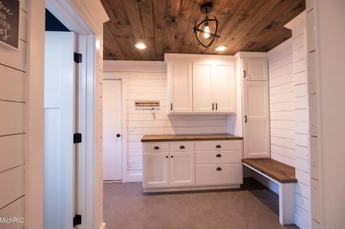 1154 Cadillac Dr, Meskegon MI 49445-1917 exterior