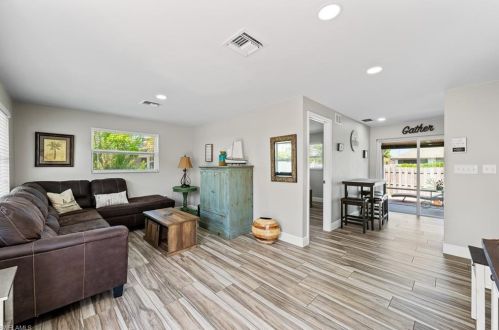 670 97 Ave, Naples FL 34108-2281 exterior