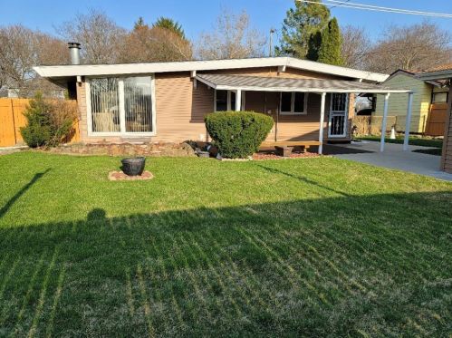 5829 Honey Crk Dr, Milwaukee WI 53221-4017 exterior