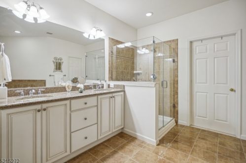 31 Baxter Ln, Town Center NJ 07052-1430 exterior