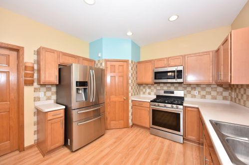 9128 Edgewater Dr, Milwaukee WI 53224-5264 exterior