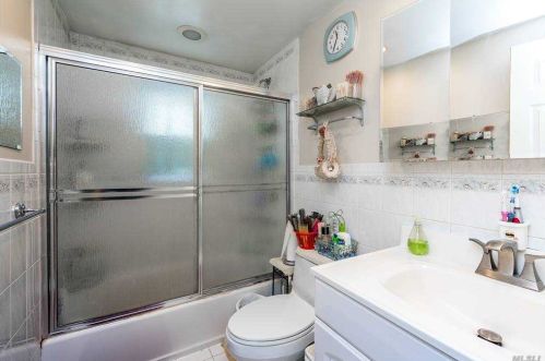 47 Carl St, Valley Stream NY 11580-4035 exterior