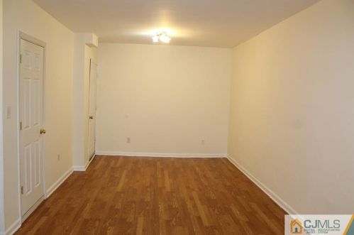 949 Ellis Pkwy, Edison NJ  08820-1725 exterior