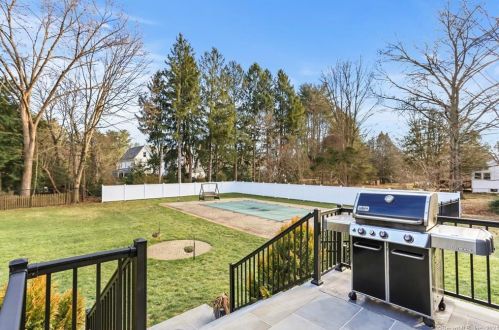 40 Easton Rd, Westport CT 06880-2215 exterior