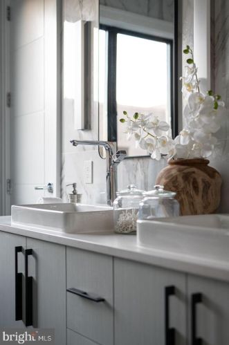 722 Broad St, Philadelphia PA 19146-3119 exterior