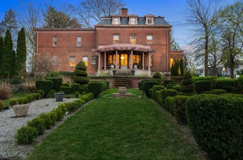 269 Prospect St, Woonsocket, RI 02895-1947