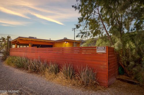 837 8 St, Tucson AZ 85719-5517 exterior