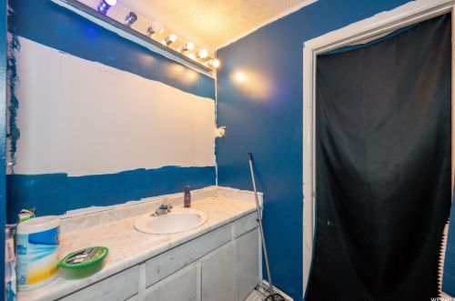 9185 Terri Lynn Dr, Sandy UT 84094-3006 exterior