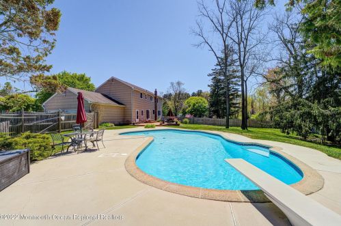 1 Mccutcheon Ct, Middletown, NJ 07748-3306