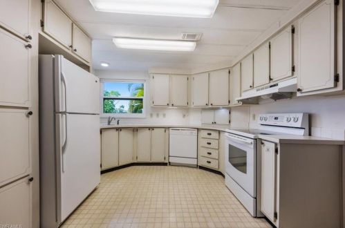 94 Le Mans Dr, Naples FL 34112-9126 exterior