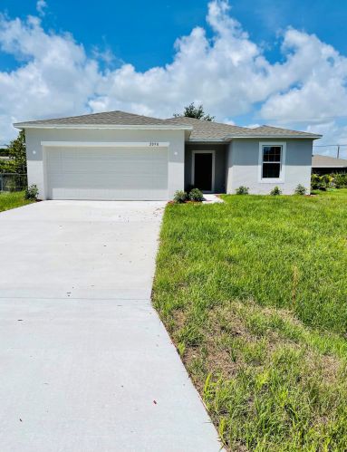 2098 Burlington St, Fort Pierce, FL 34984-4352