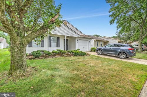 8 Fernwood Ct, Columbus, NJ 08022-1027