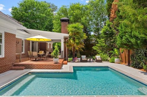 2729 Log Cabin Dr, Atlanta GA exterior