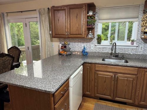 4 Mettler Dr, Wallingford CT  06492-3422 exterior