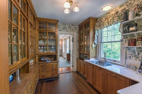 212 Main St, Ridgefield CT 06877-4922 exterior