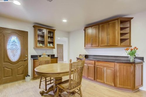 1875 Granada Dr, Concord CA 94519-1330 exterior