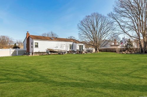 1524 Louis Kossuth Ave, Bohemia NY 11716-1510 exterior