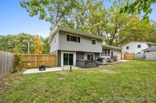 2154 Holliday Dr, Wyoming MI  49519 exterior