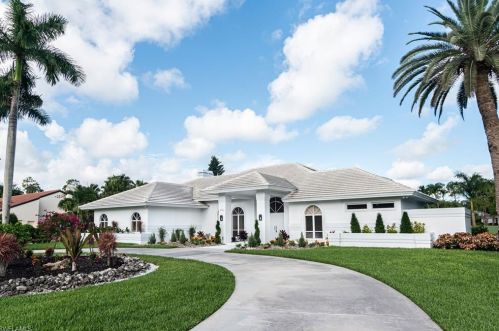 4702 Oak Leaf Dr, Naples FL 34119-8574 exterior