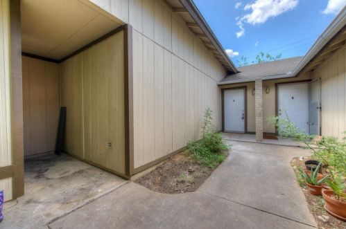 2412 Burleson Ct, Austin, TX 78741-5603