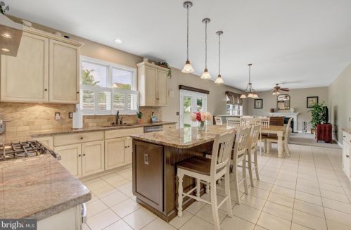 5 Cobblestone Ct, Columbus NJ 08022-1969 exterior